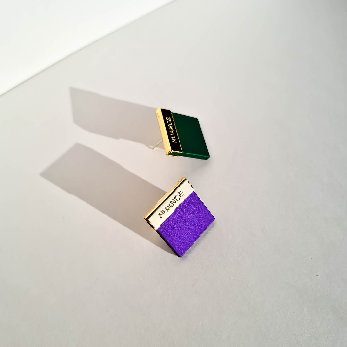 Серьги NUANCE золотистые фиолетовый и зелёный квадраты с пластинками