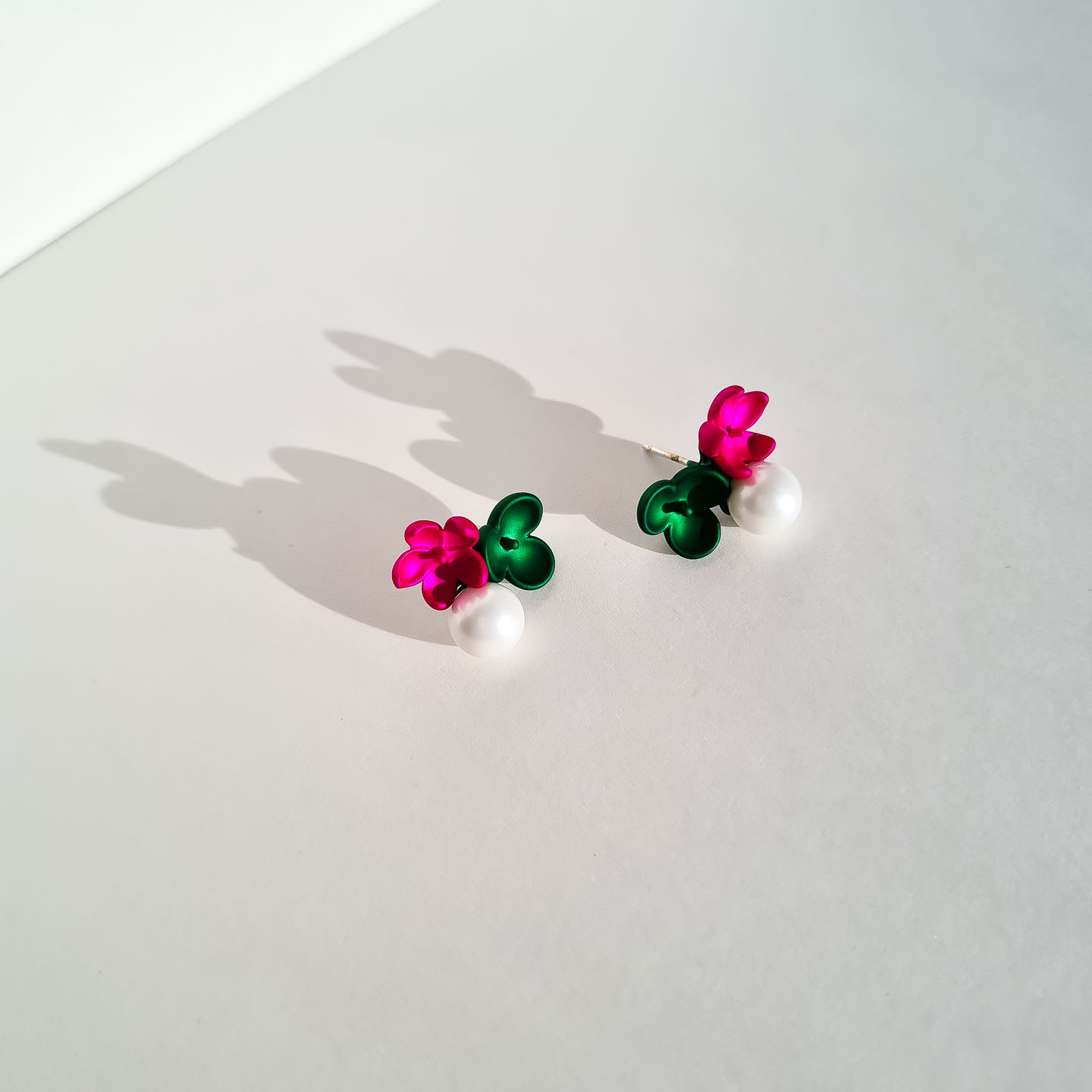 Серьги NUANCE золотистые маленькие цветочки с жемчужинками