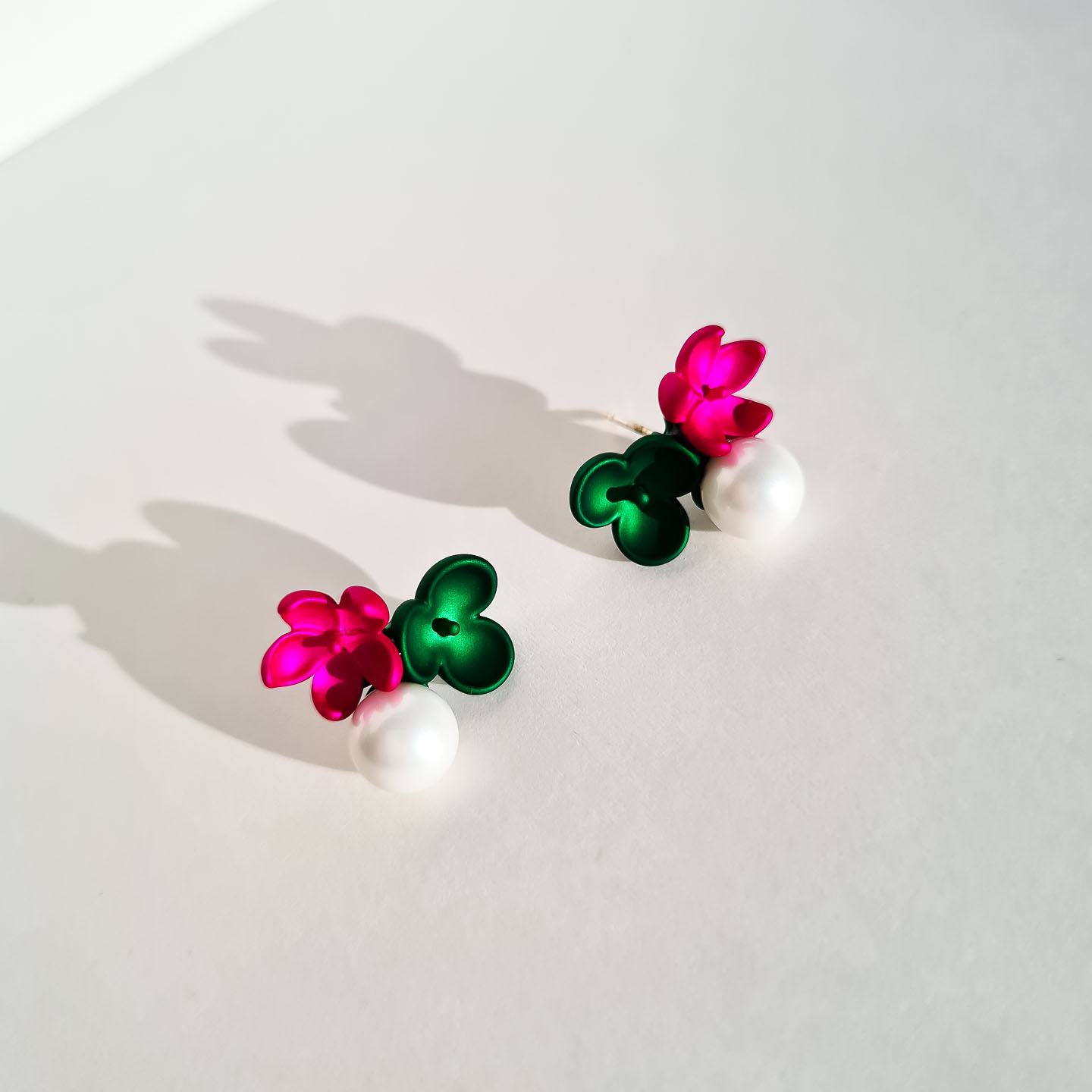 Серьги NUANCE золотистые маленькие цветочки с жемчужинками