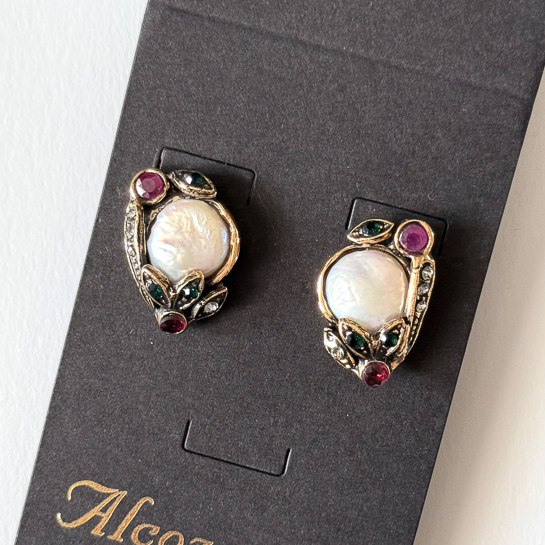 Серьги ALCOZER & J  с жемчугом, гранатом, изумрудом,  рубином  и Swarovski