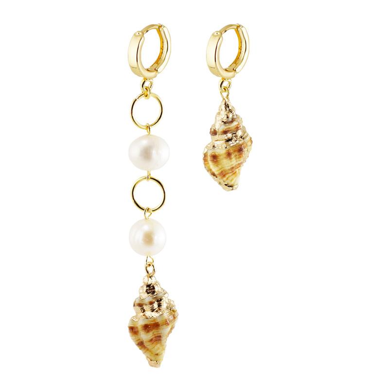 Серьги Maldives из натурального жемчуга с позолоченными подвесками "Ракушка"