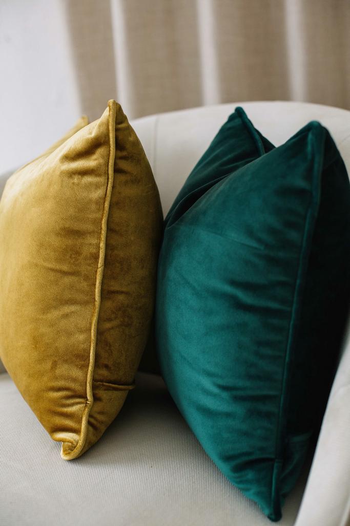 Подушка декоративная "Happy" с кантом, цвет изумрудный