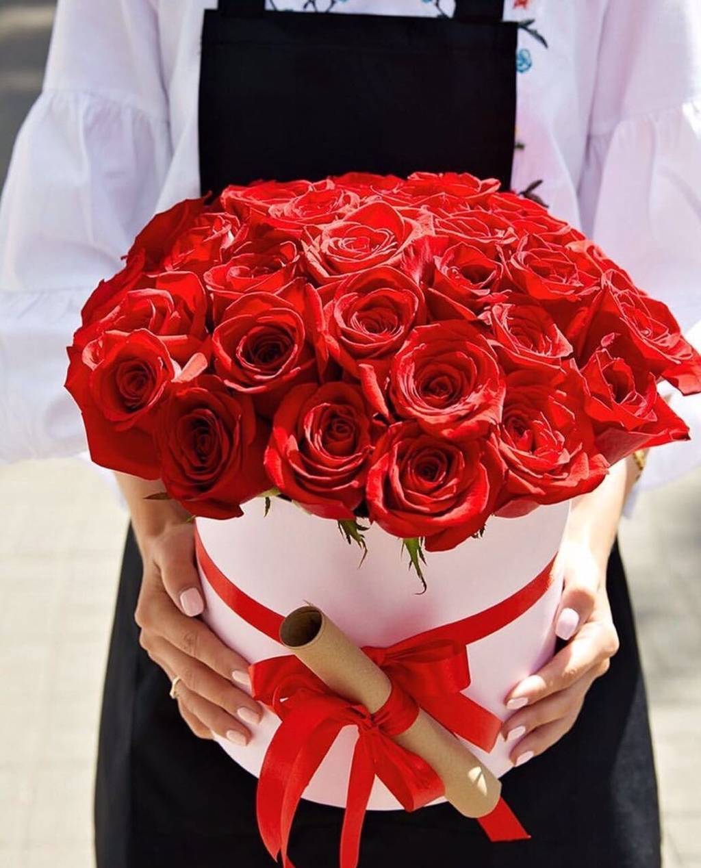 Красные розы в шляпной коробке (Эквадор)