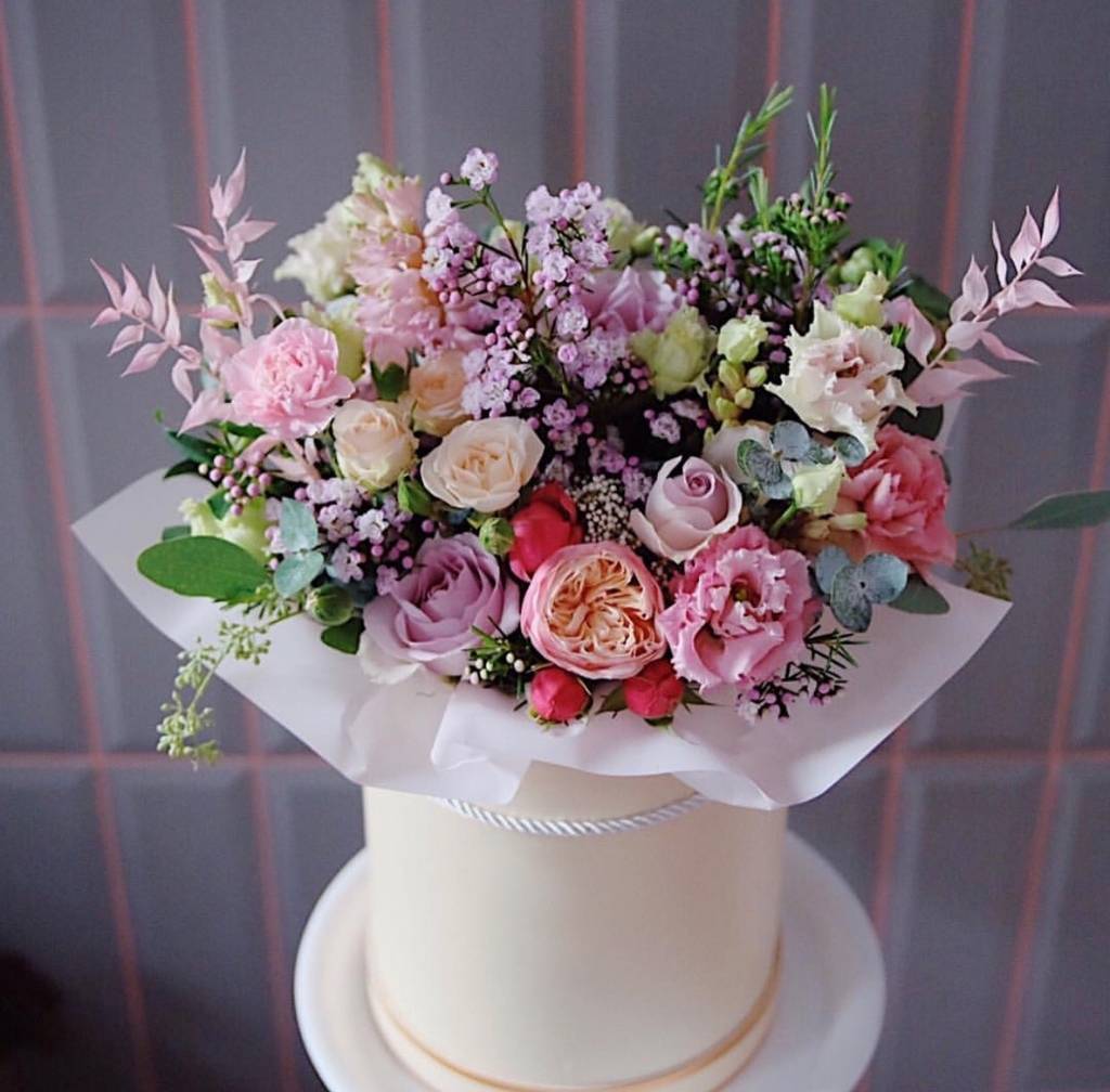 Шляпная коробка с цветами "Нежность"