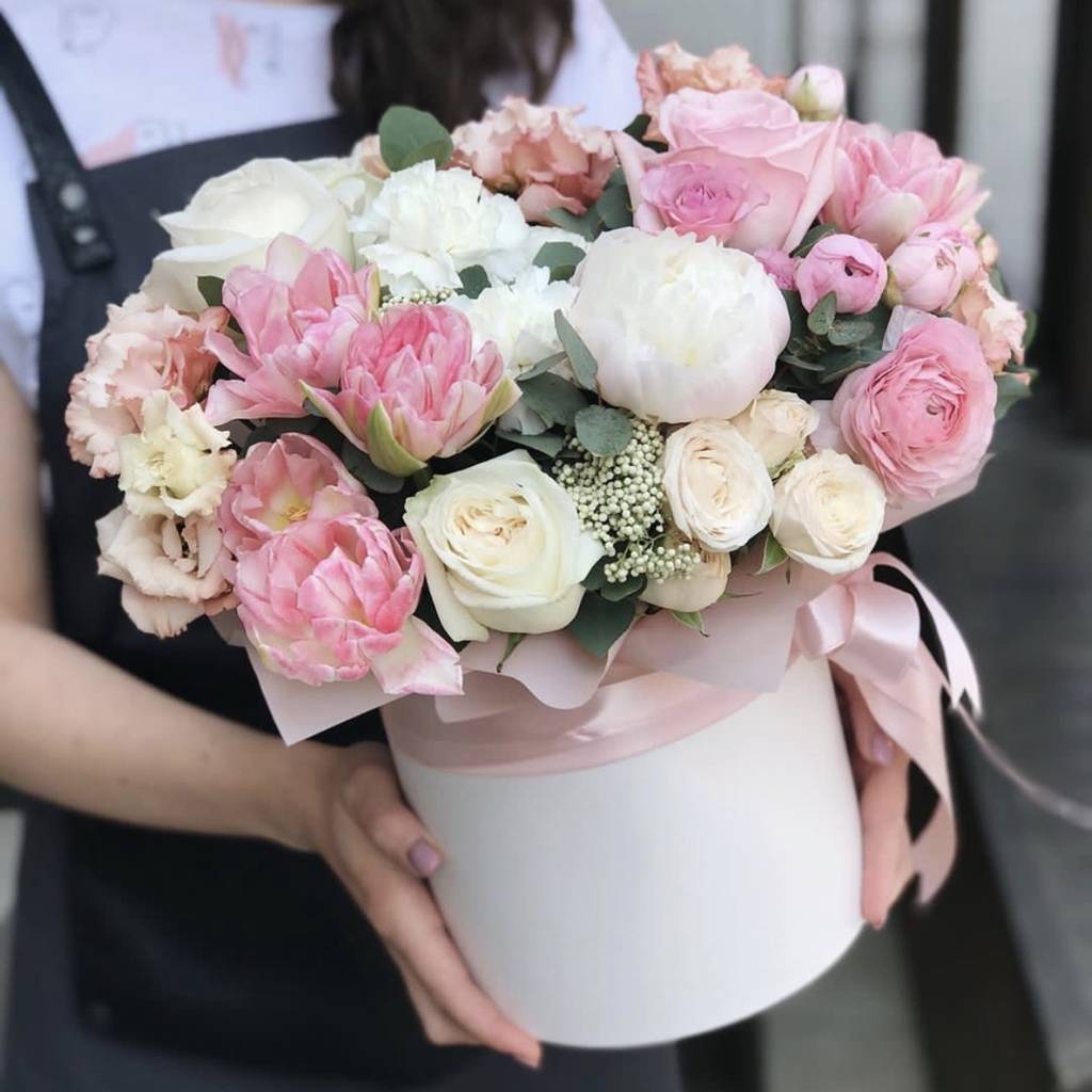 Цветы в шляпной коробке "Это случилось однажды ночью"