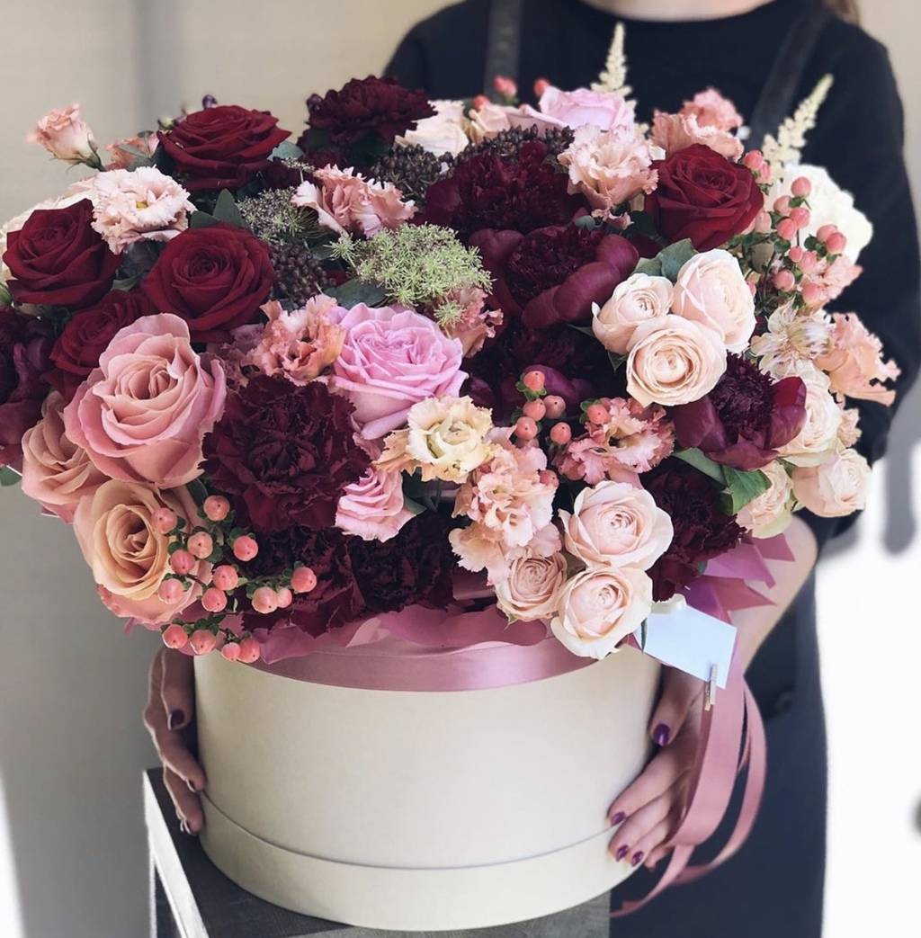 Цветы в шляпной коробке "Сочетание благородных оттенков"