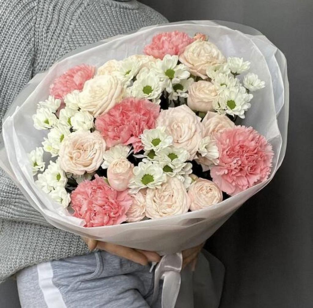 Букет «Шарм» с хризантемами и кустовой розой