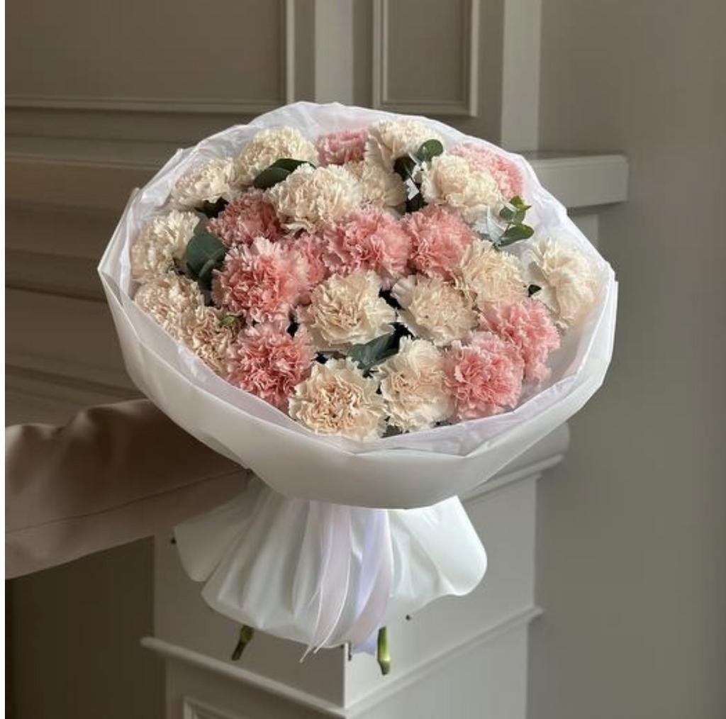 Монобукет «Аврора» из диантусов и эвкалипта