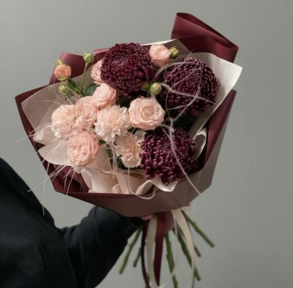 Букет «Дольче Вита» - хризантема Бигуди, кустовые пионовидные розы и диантусы