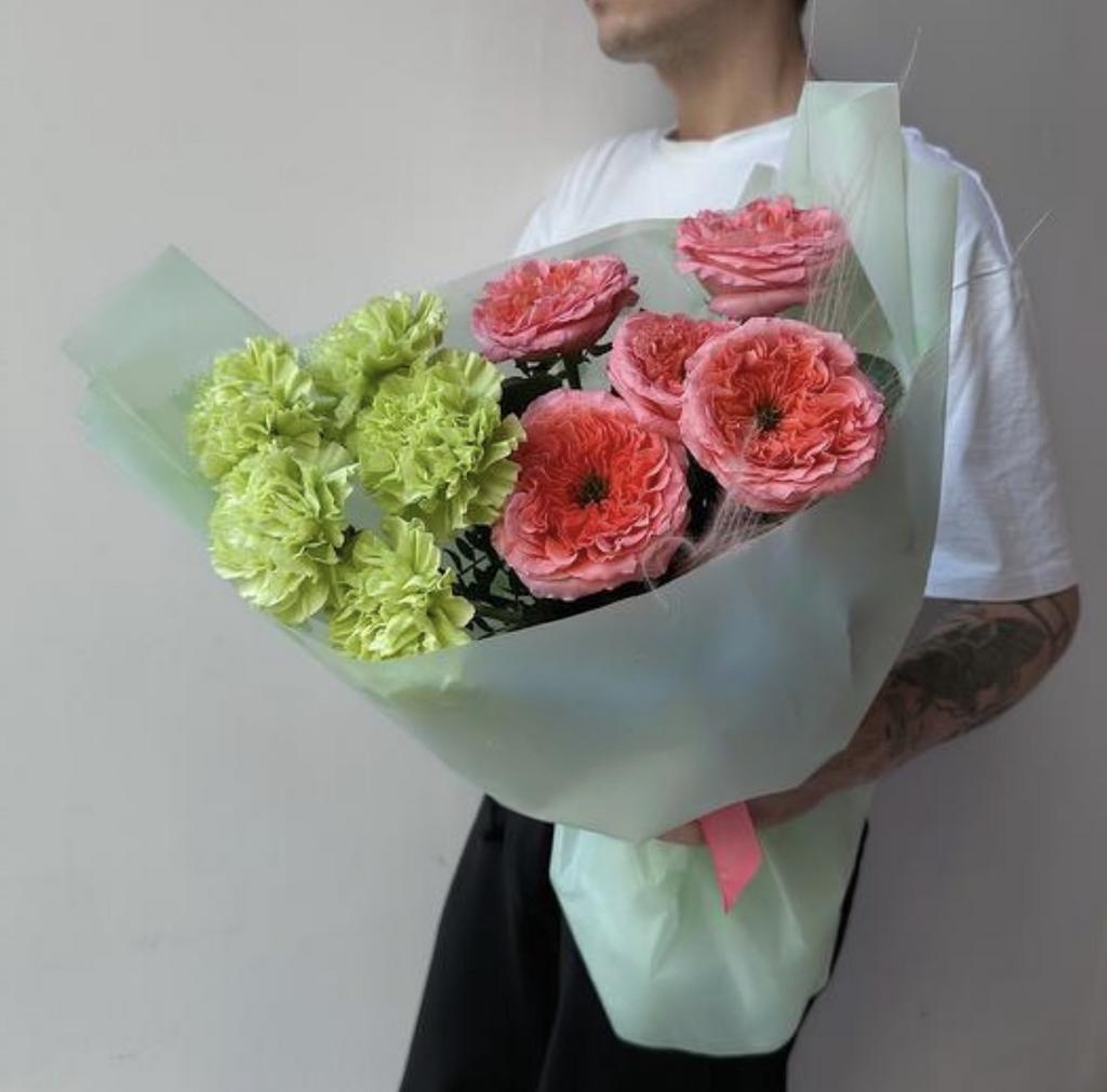 Дуобукет - пионовидные розы Мандарин и зеленые диантусы