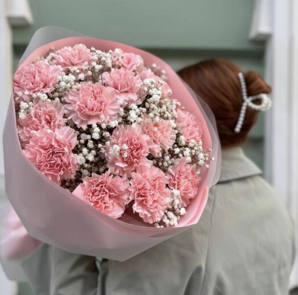 Авторский букет из розовых диантусов и гипсофилы