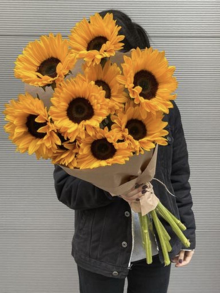 Букет 9 подсолнухов в крафте