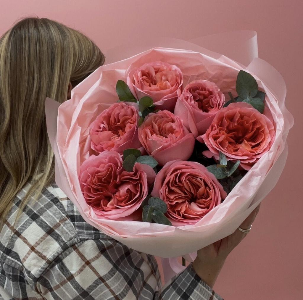 Букет из 7 пионовидных роз Гарден Экспрешн с эвкалиптом