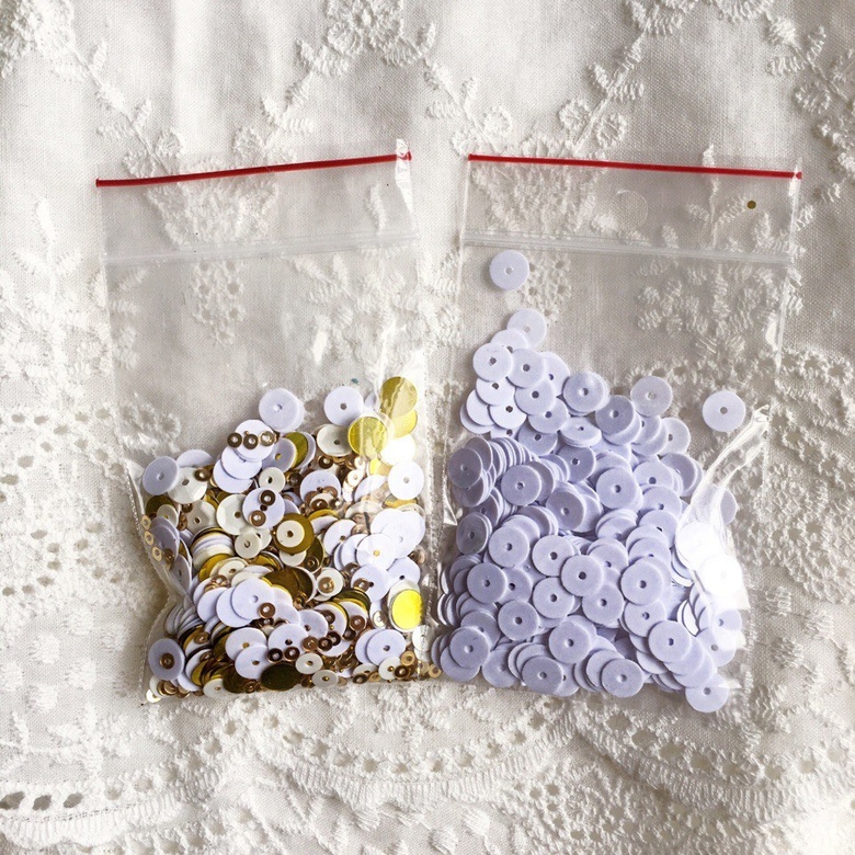 Пайетки в пакетике белые , белые с золотом