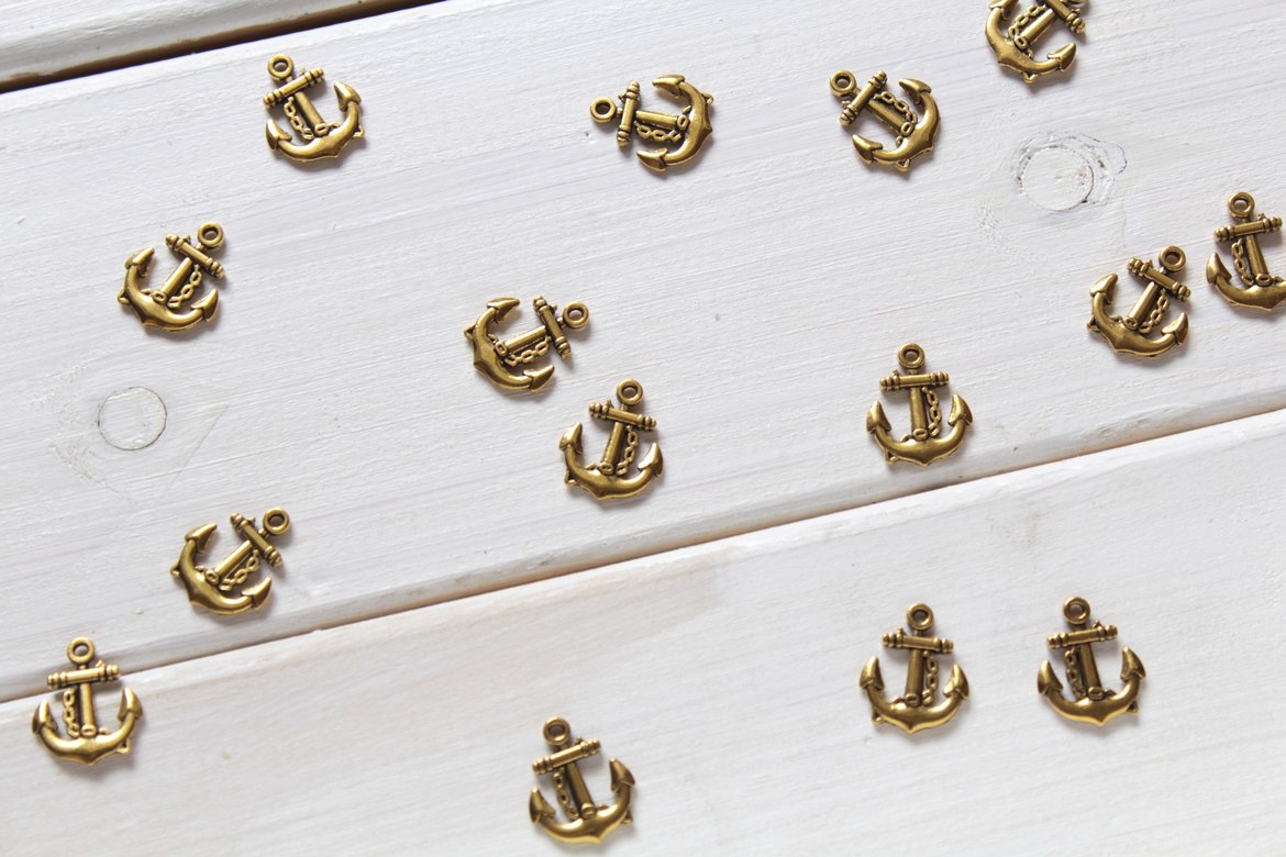 Подвеска металлическая якорь золото