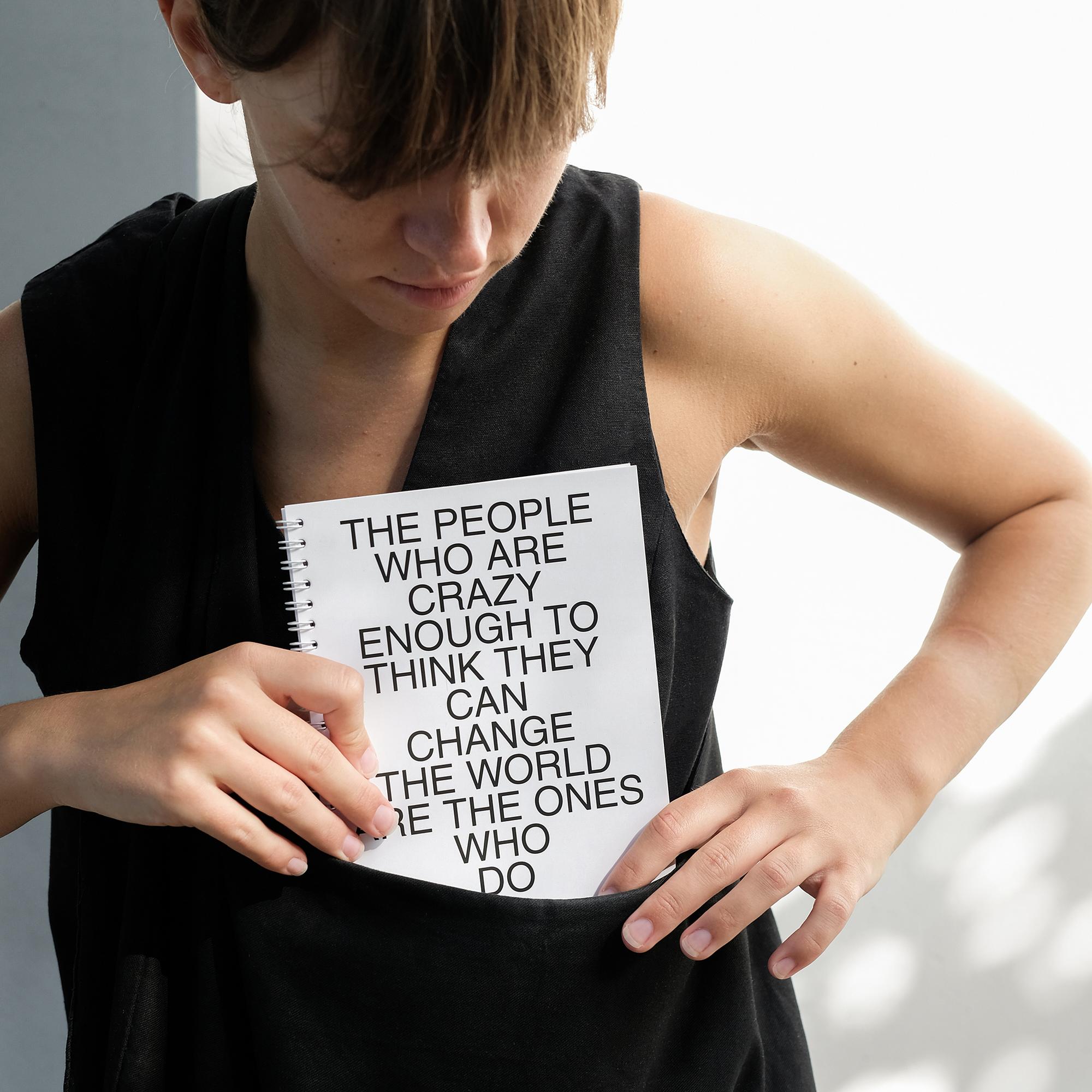 блокнот "люди, которые достаточно сумасшедшие, чтобы думать, что могут изменить мир, - это те, кто это делает"