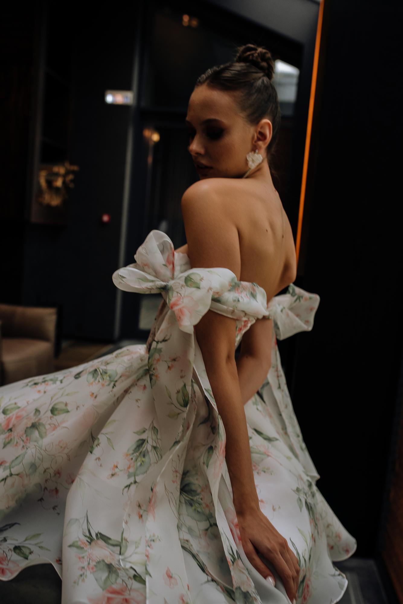 Коктейльное платье EMBRA  короткое в органзе  с цветочным принтом розы