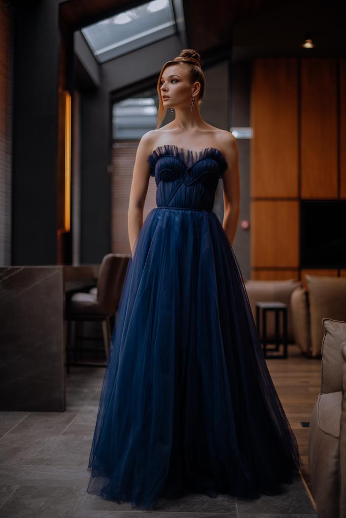 Вечернее платье NAVA  длинное в тёмно-синем с обычной юбкой (без оборок )