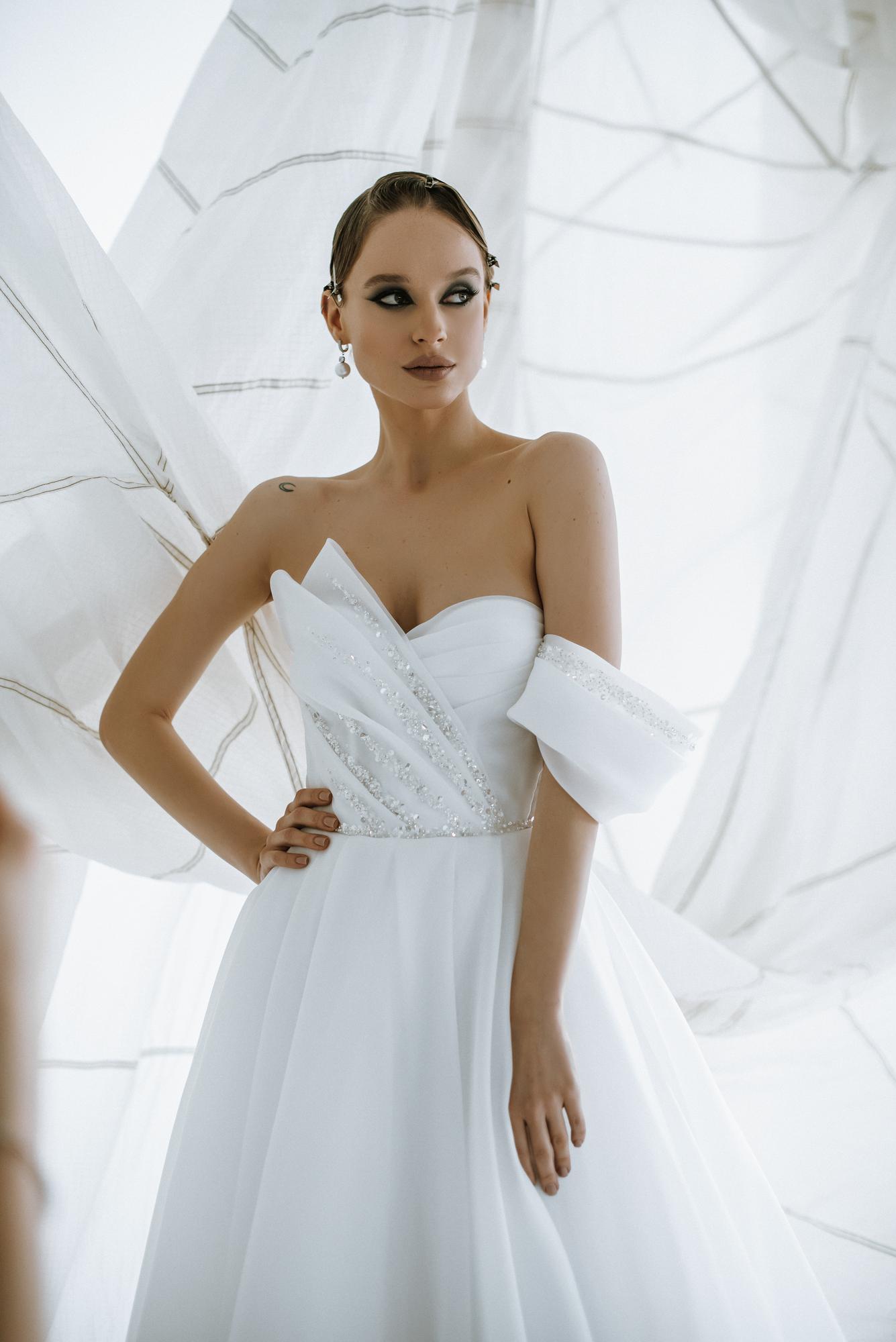 Свадебное платье ELLIA длинное в молочном с бисерным декором