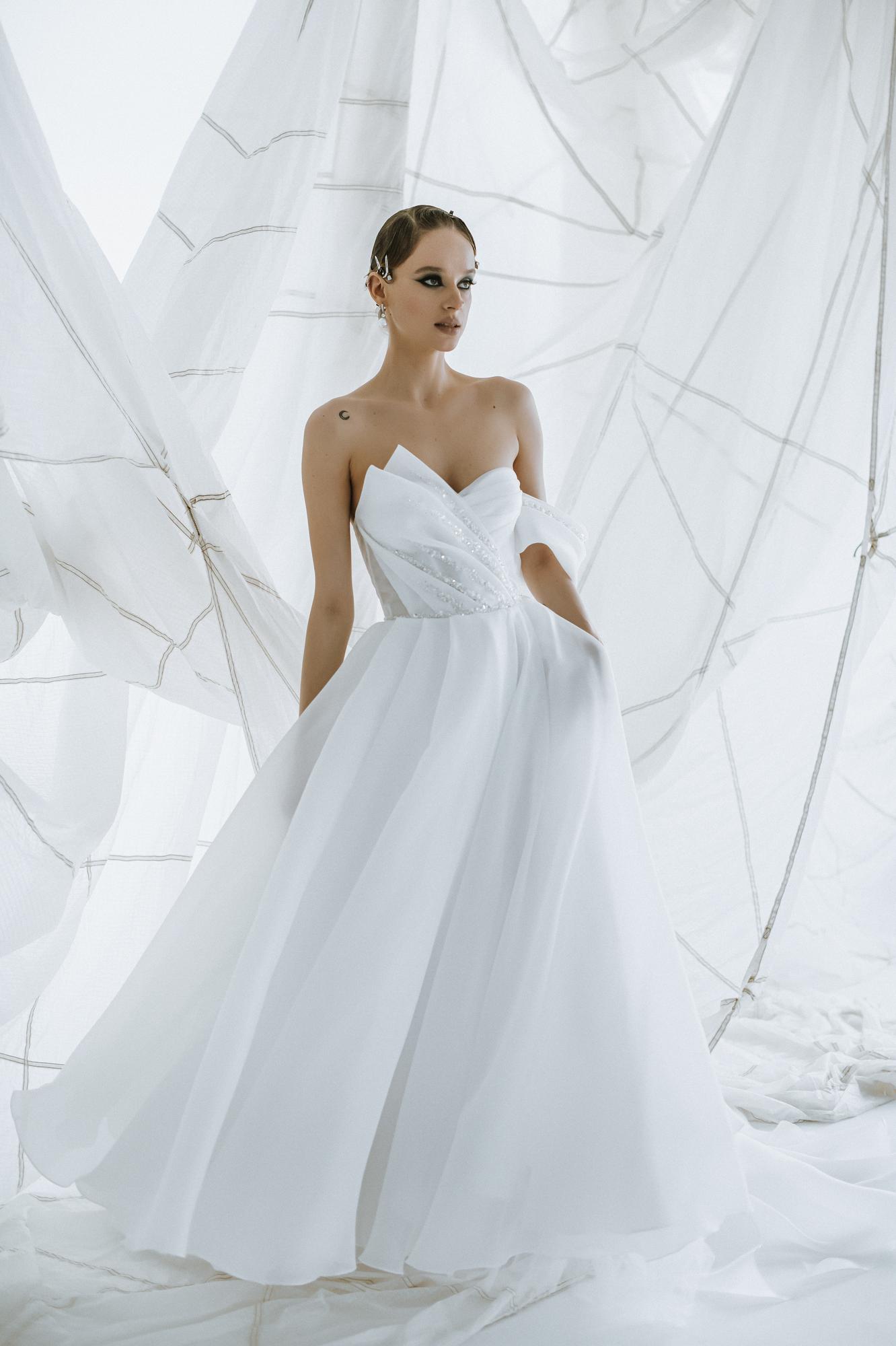 Свадебное платье ELLIA длинное в молочном с бисерным декором