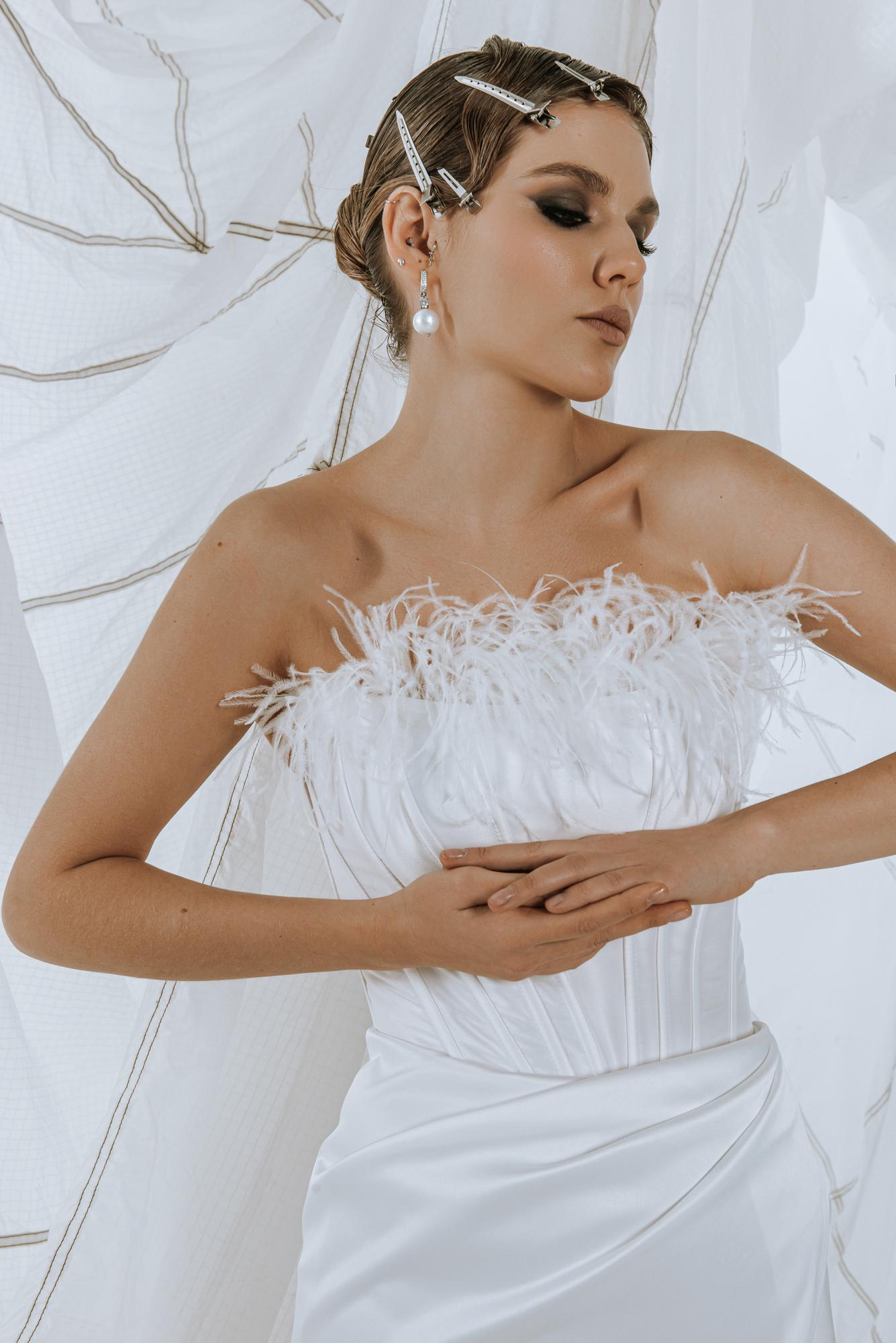 Свадебное платье LORENA длина MIDI в молочном цвете c пером