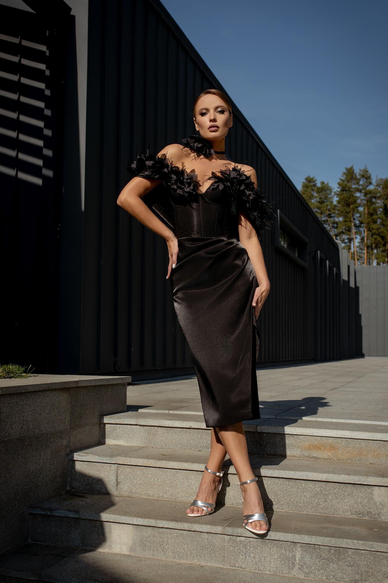 Коктейльное платье JUDI  длина MIDI в черном с цветами