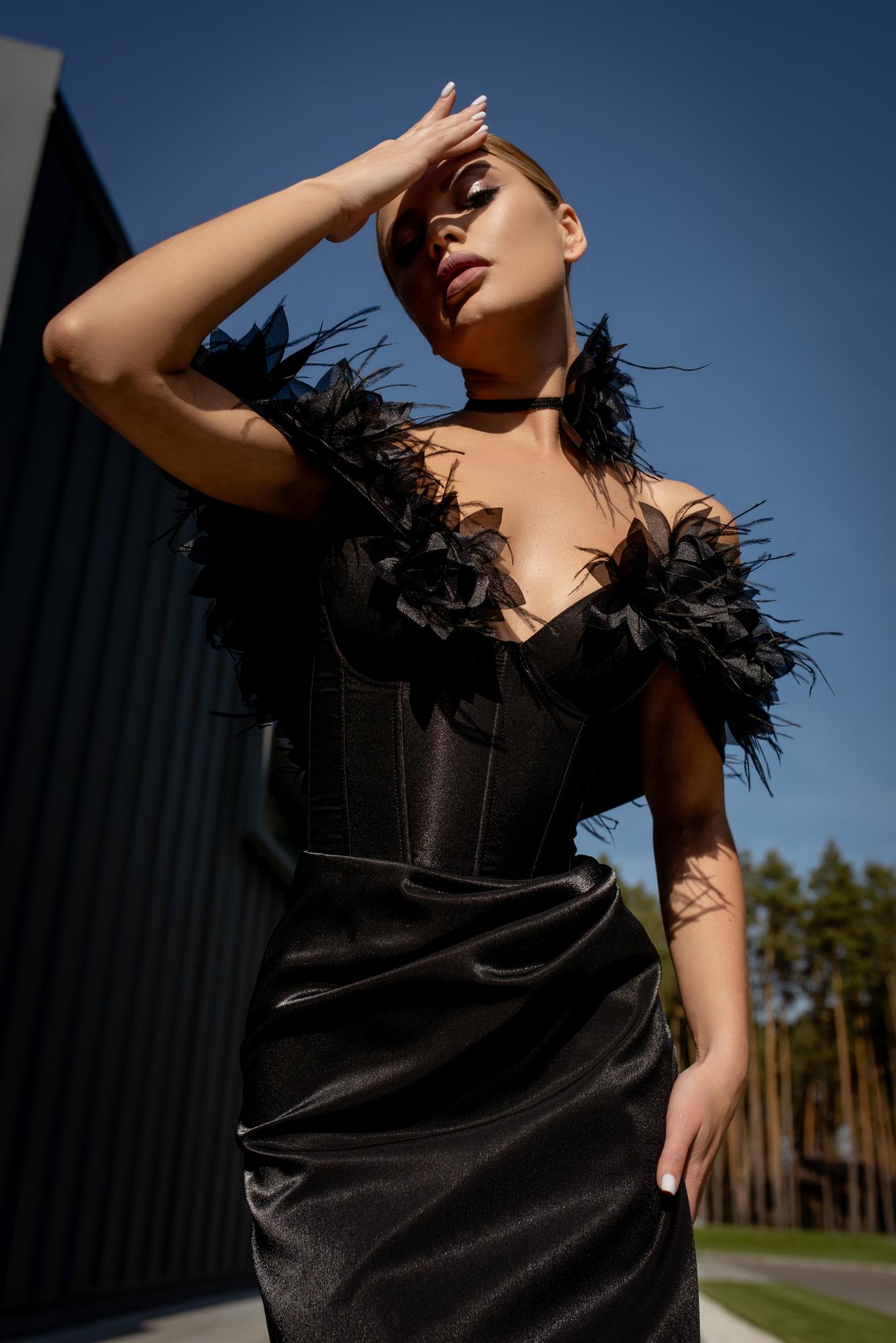 Коктейльное платье JUDI  длина MIDI в черном с цветами