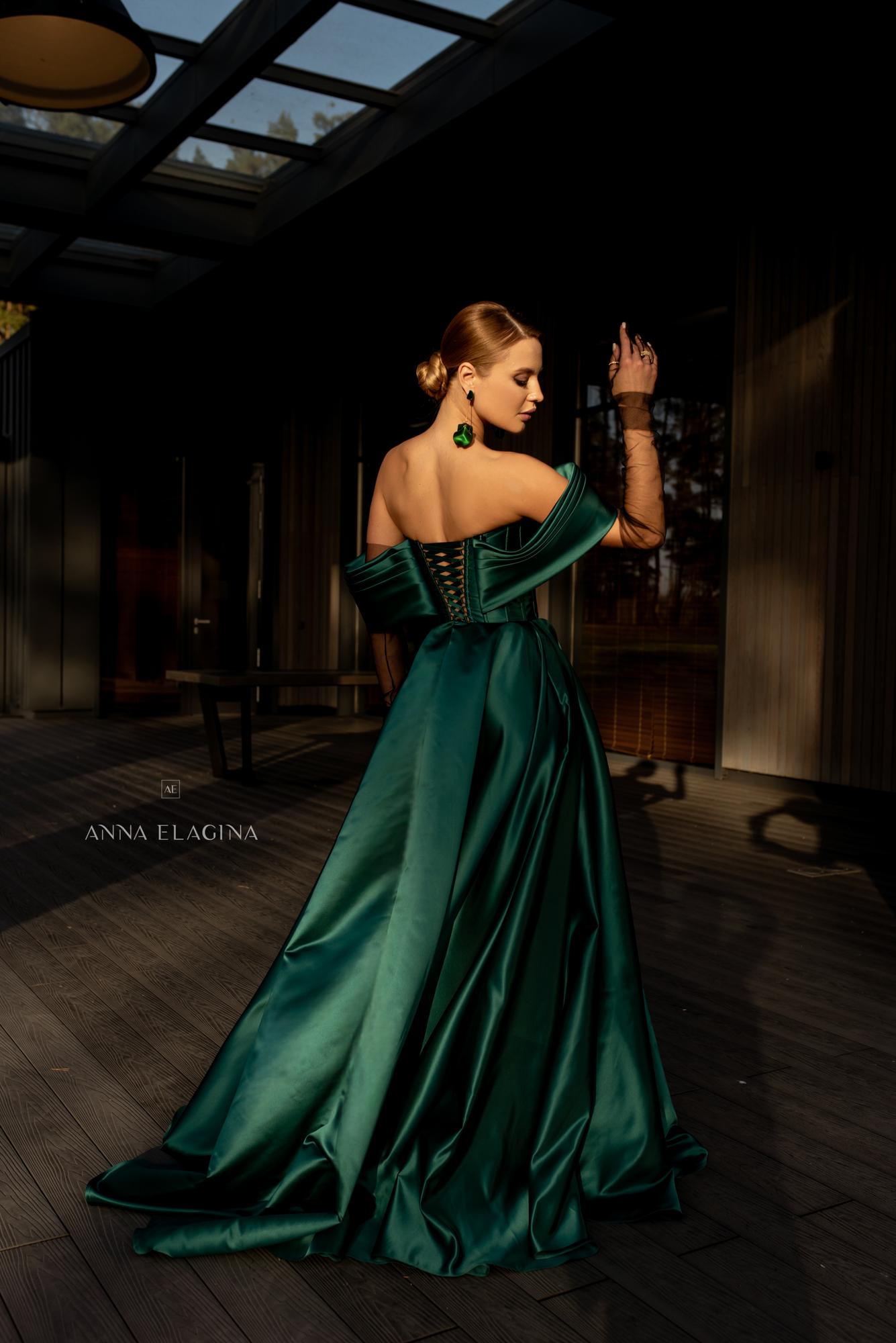 Атласное платье MANULA с бретелями в изумрудном цвете