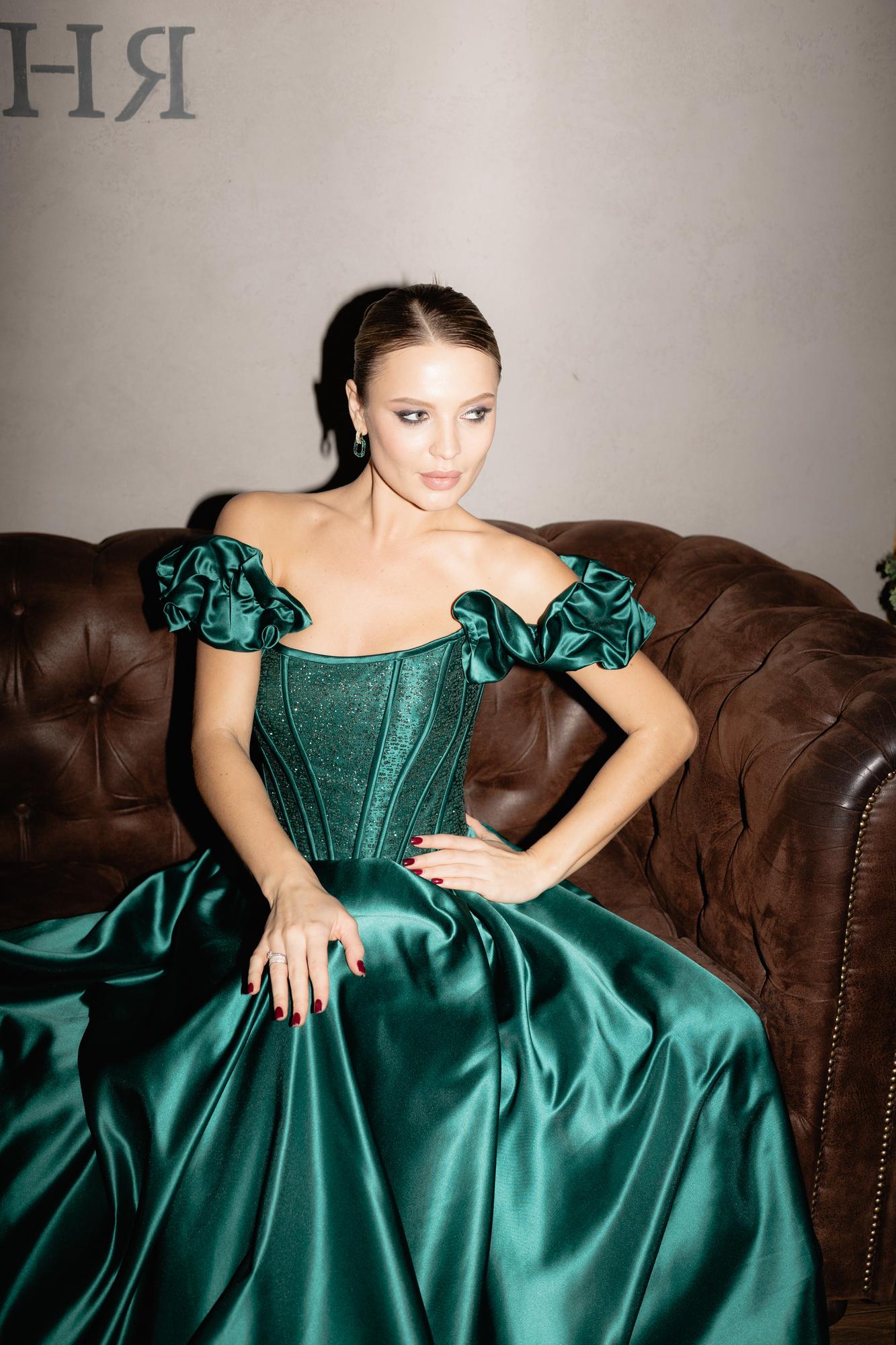 Длинное платье LARA  с атласной юбкой в изумрудном оттенке