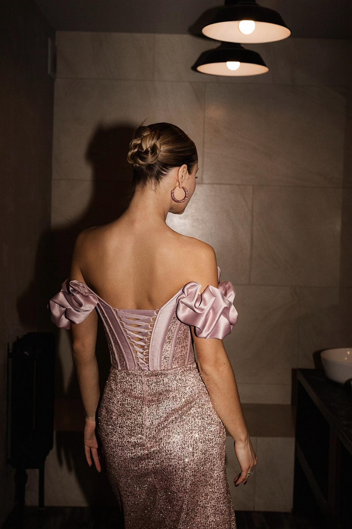 Блестящее платье LARA  в цвете пудра