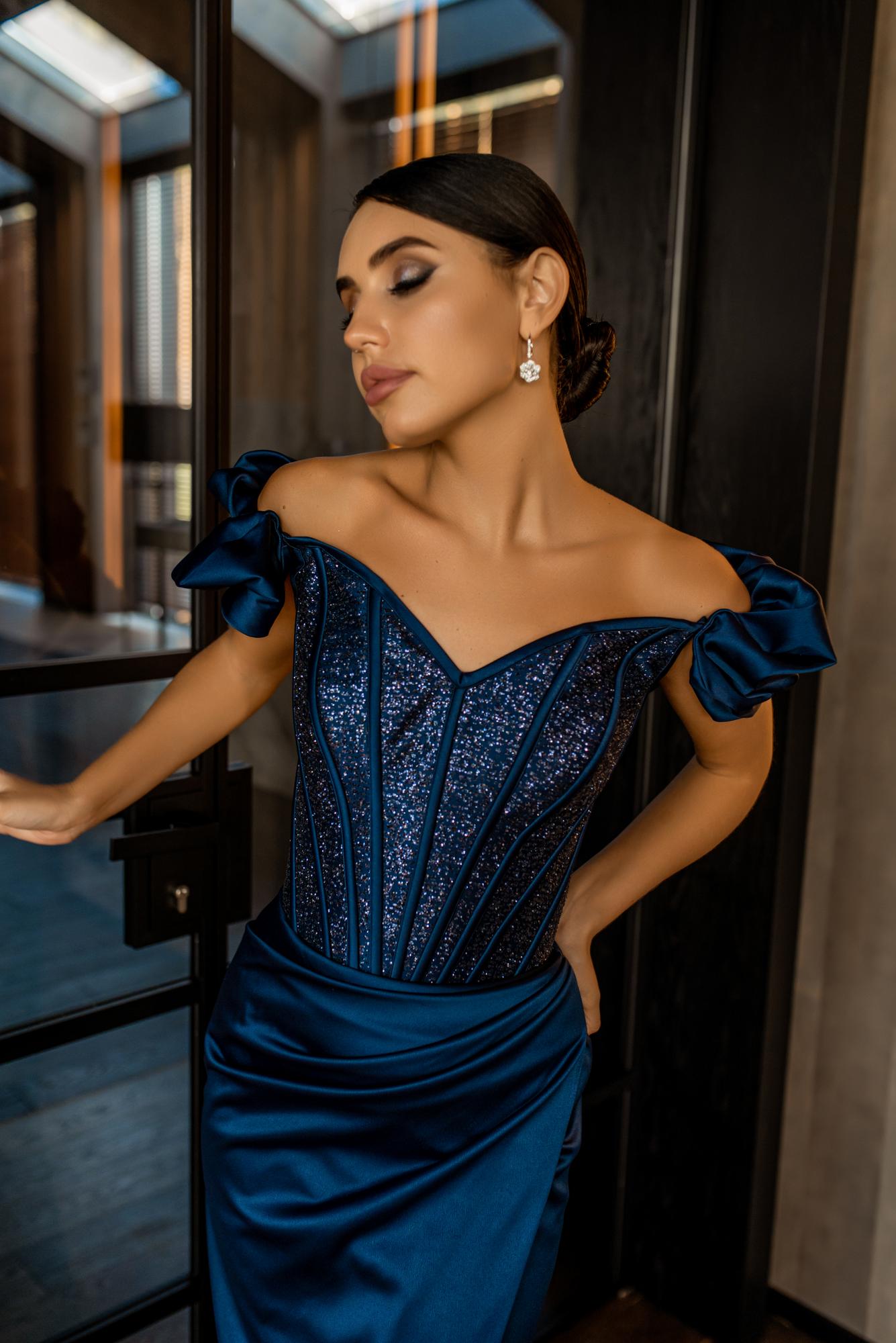 Длинное силуэтное платье LARA  в синем цвете