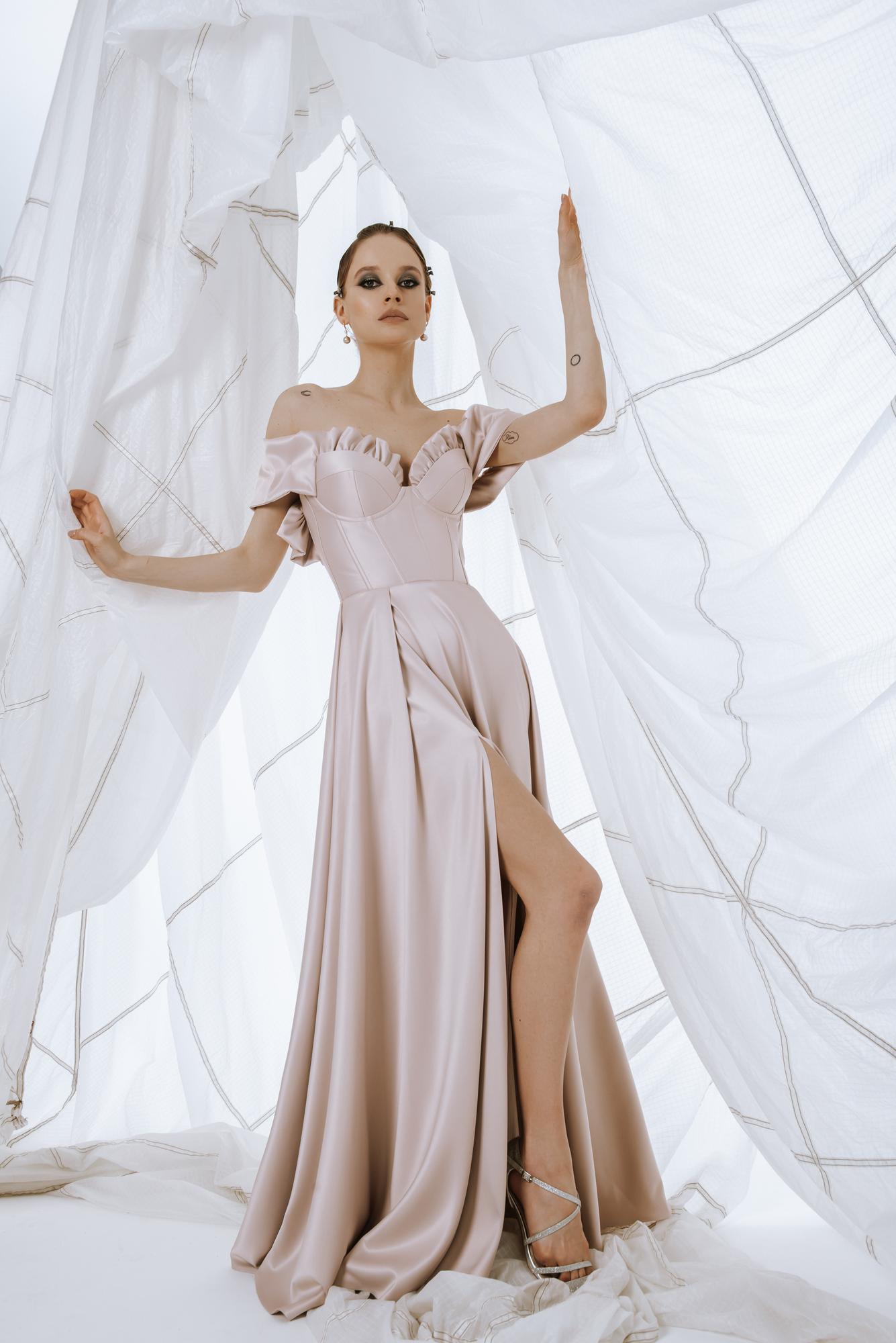 Вечернее платье ERACLEA длинное цвет бежевая пудра