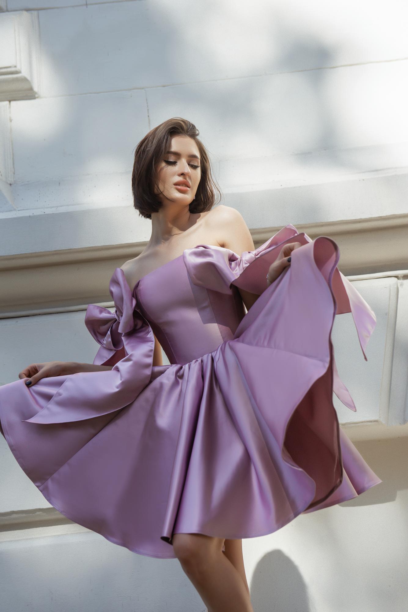 Вечернее платье TORI короткое цвет лавандовая трава