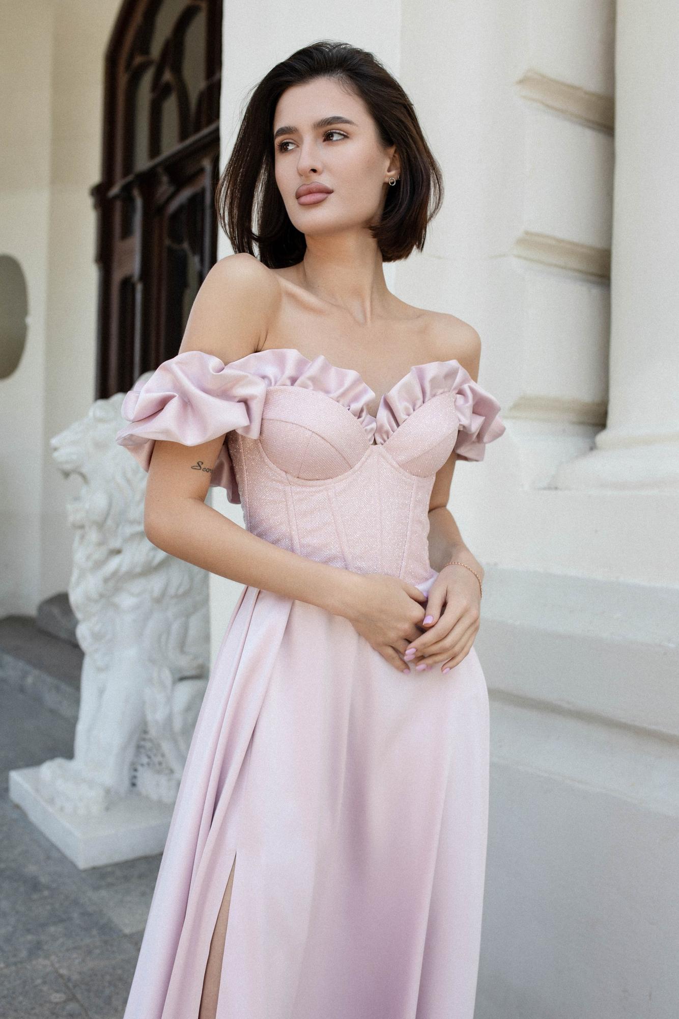 Атласное платье ERACLEA  в цвете светлая пудра