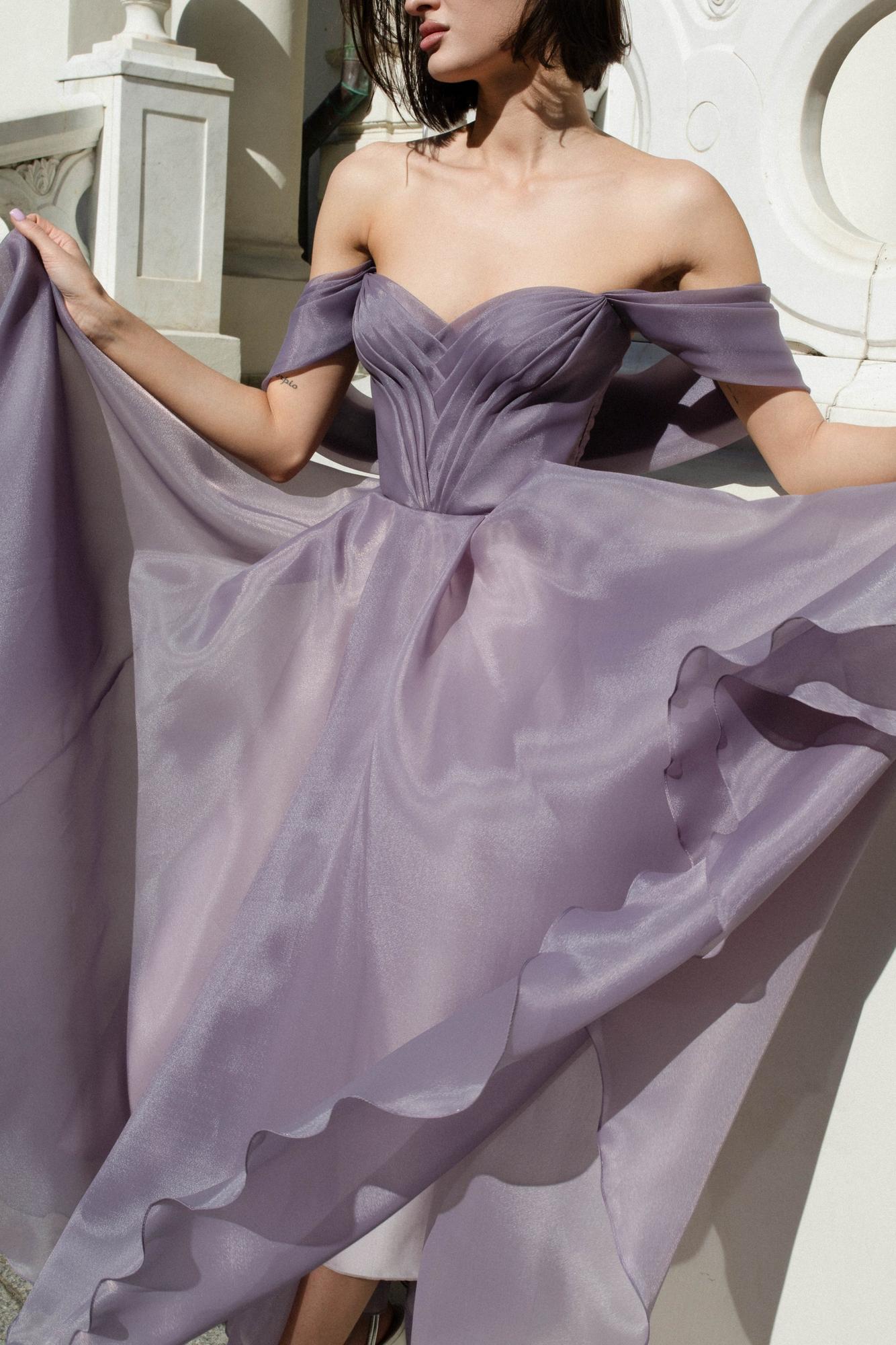Вечернее платье MANULA в органзе цвет темная лаванда с бретелями