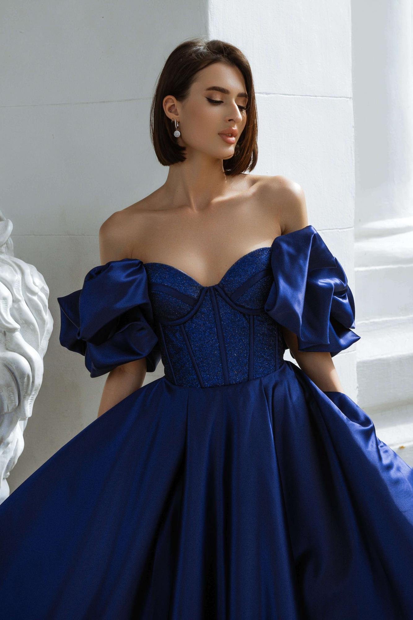 Атласное платье MOKSI  в синем цвете