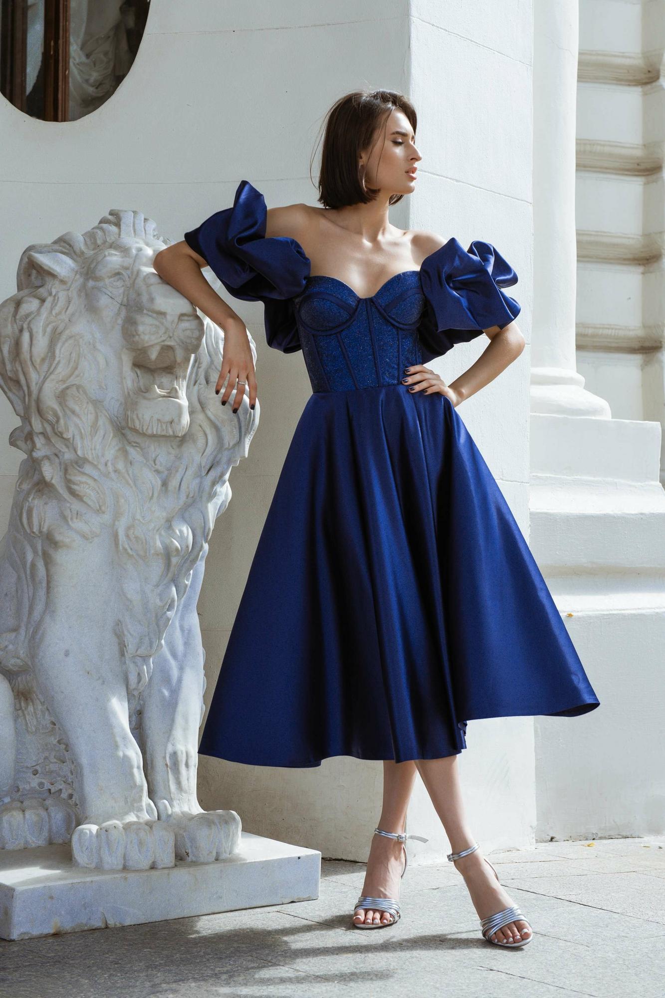 Атласное платье MOKSI  в синем цвете