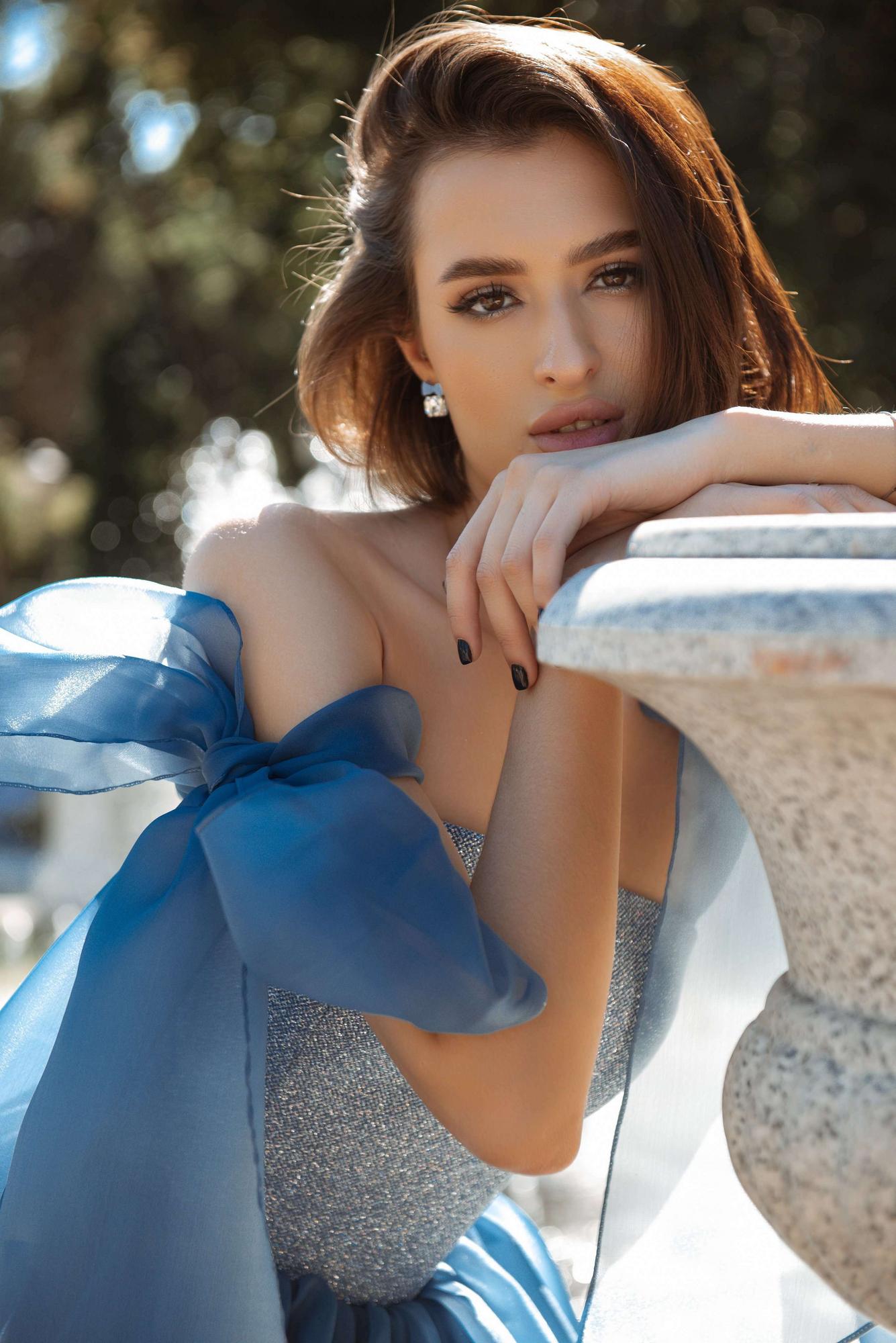 Короткое  платье ILONA  в органзе с глиттером серо-голубое