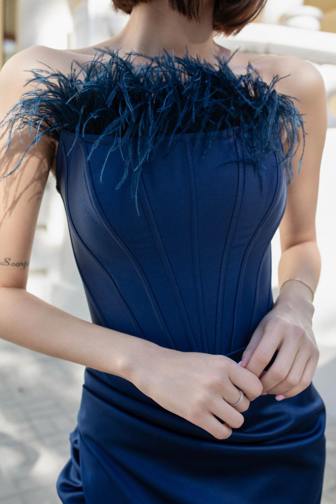 Вечернее платье LORENA  длинное + перо цвет синий