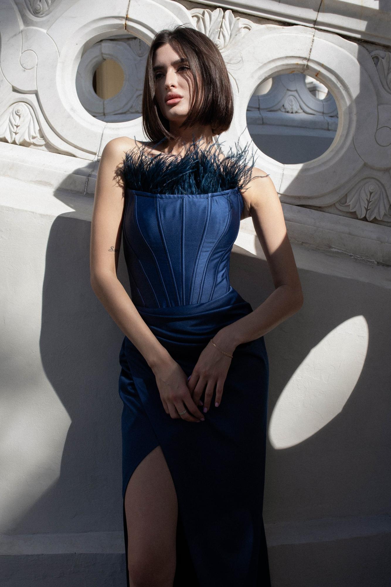 Вечернее платье LORENA  длинное + перо цвет синий