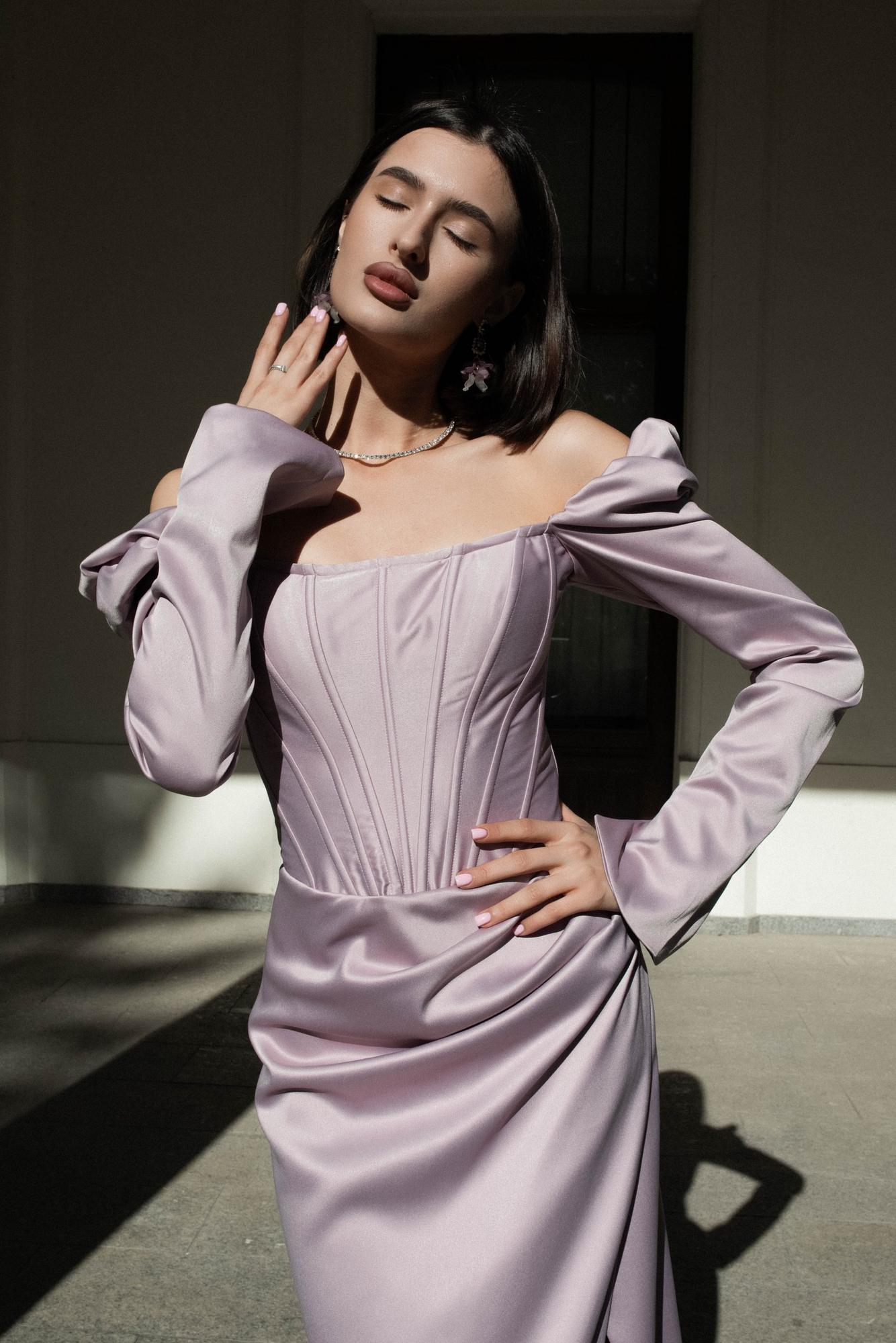 Вечернее платье LORI в длине миди с рукавом цвет лиловая пудра