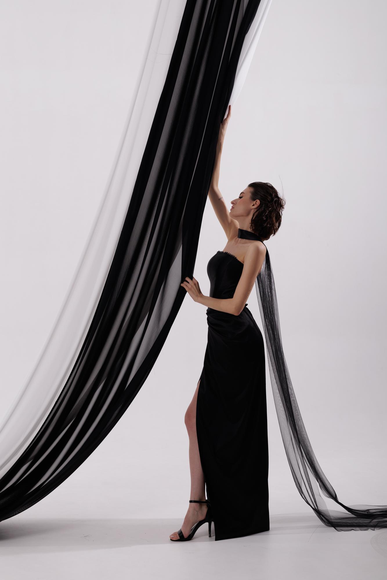 Вечернее платье GADGI  в черном с шарфом.