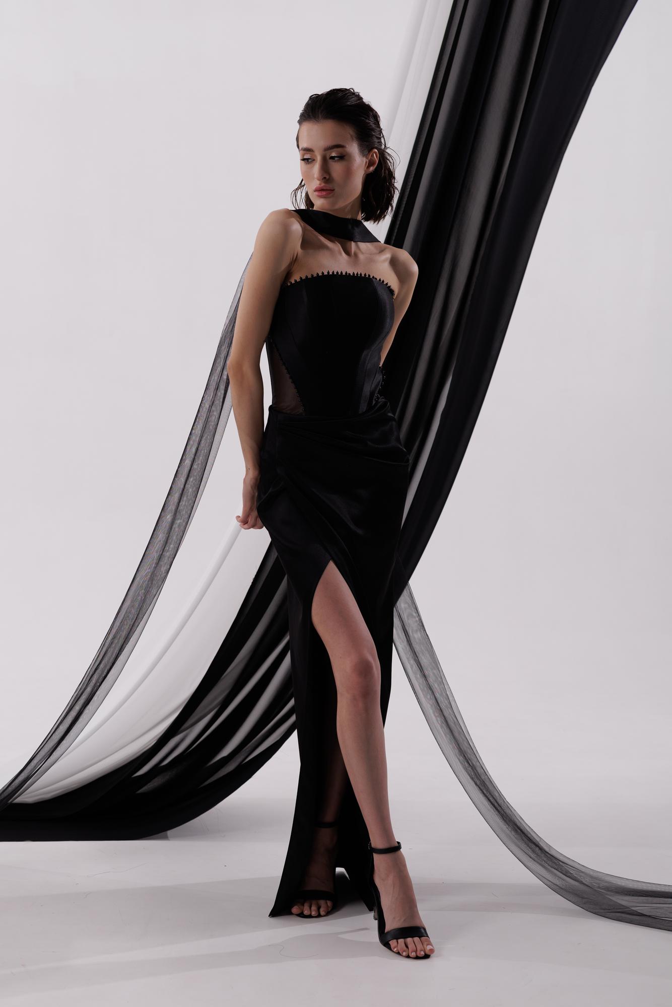 Вечернее платье GADGI  в черном с шарфом.