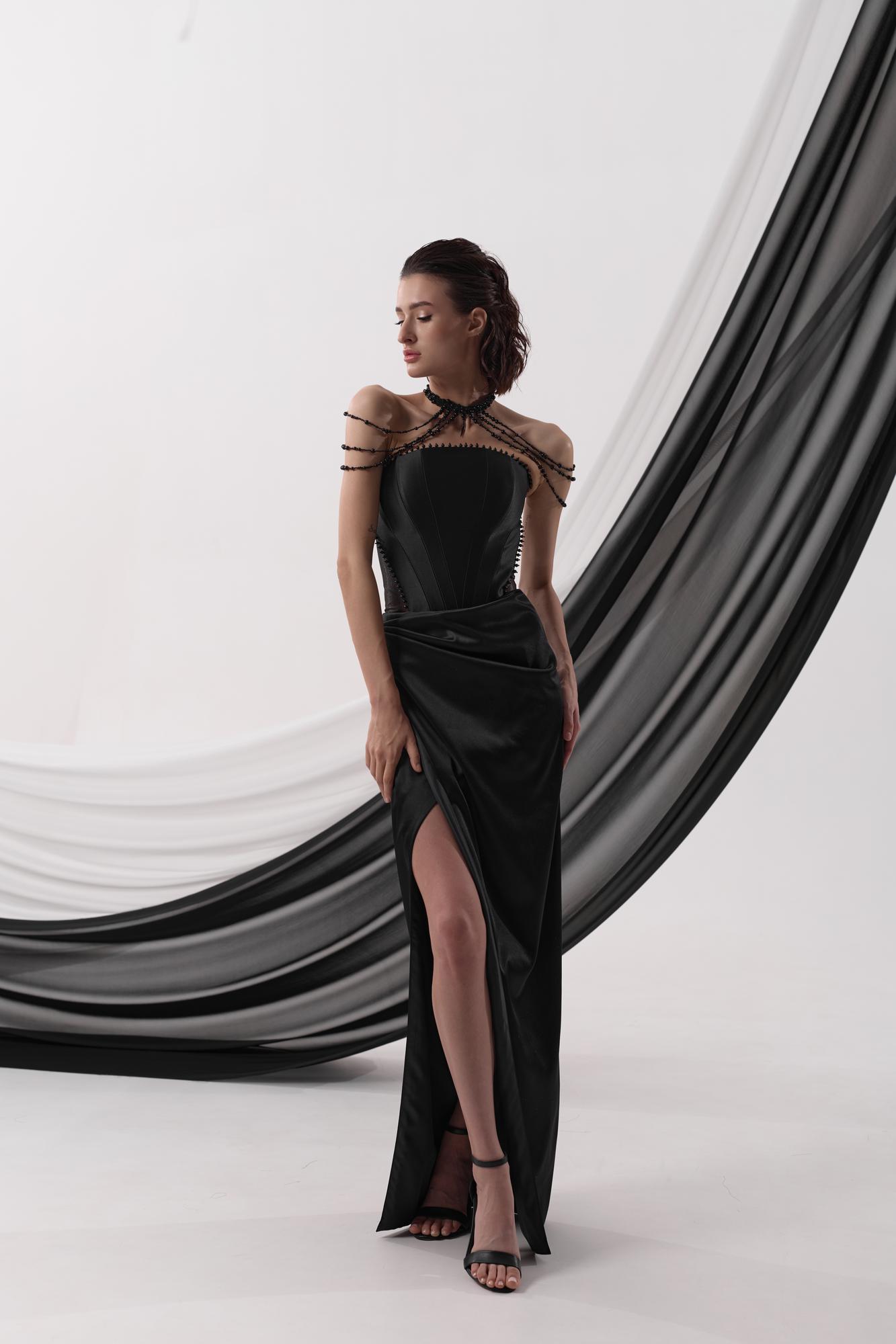 Вечернее платье GADGI  в черном с чокером.