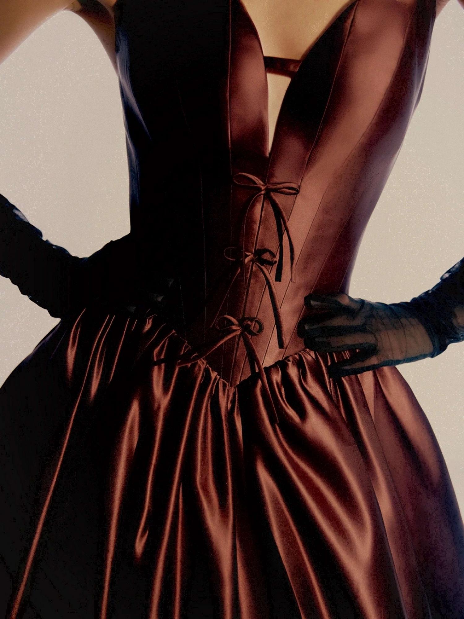 Длинное платье из атласа KAILEE  в шоколадном