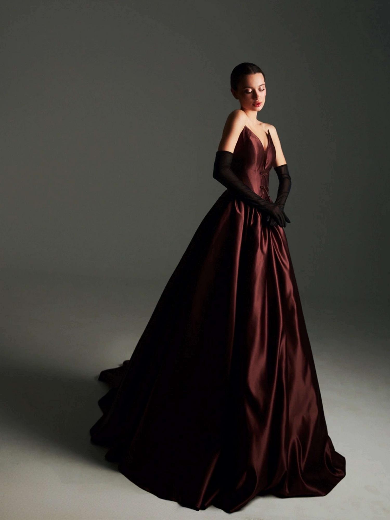 Длинное платье из атласа KAILEE  в шоколадном