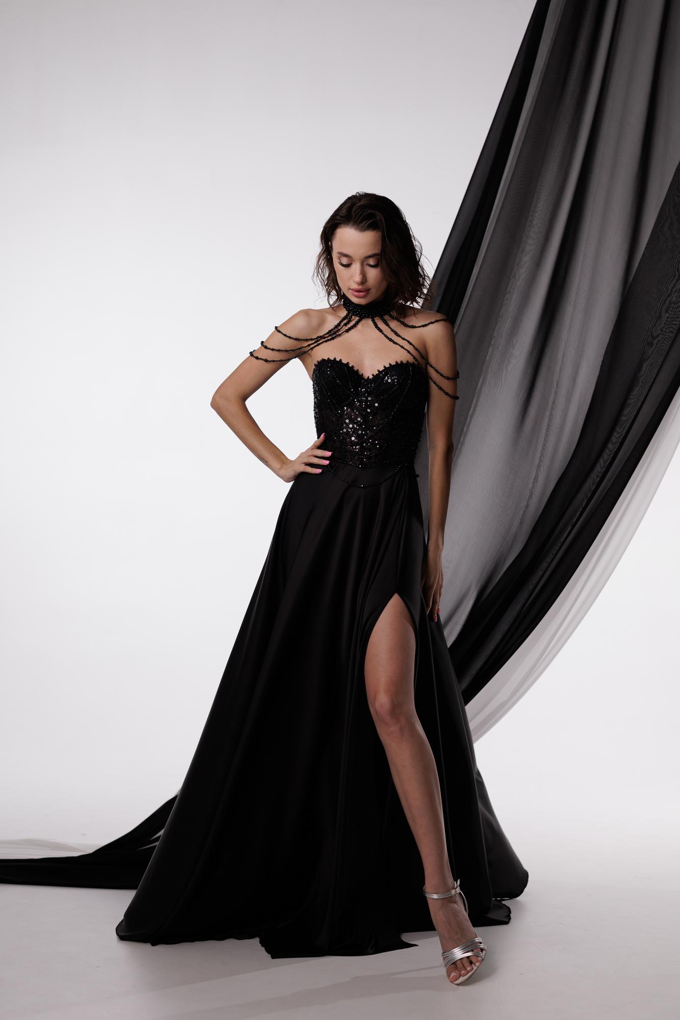 Вечернее платье DAKLI в черном с чокером.