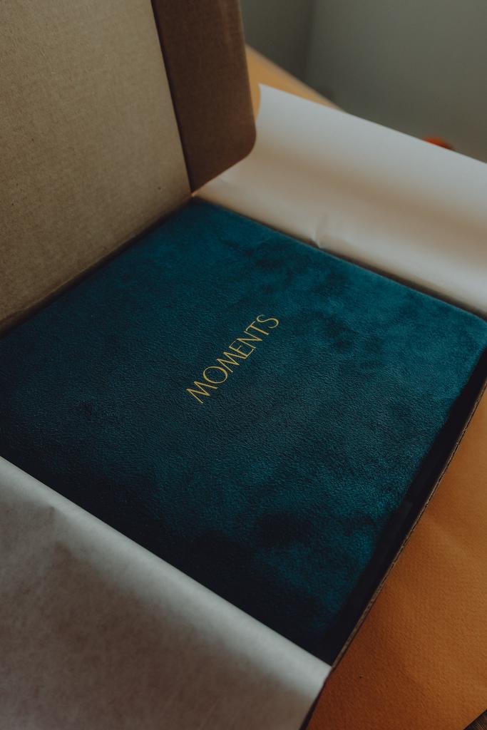 Альбом на 28 фотографий "MOMENTS" (изумруд, вертикальные прорези)