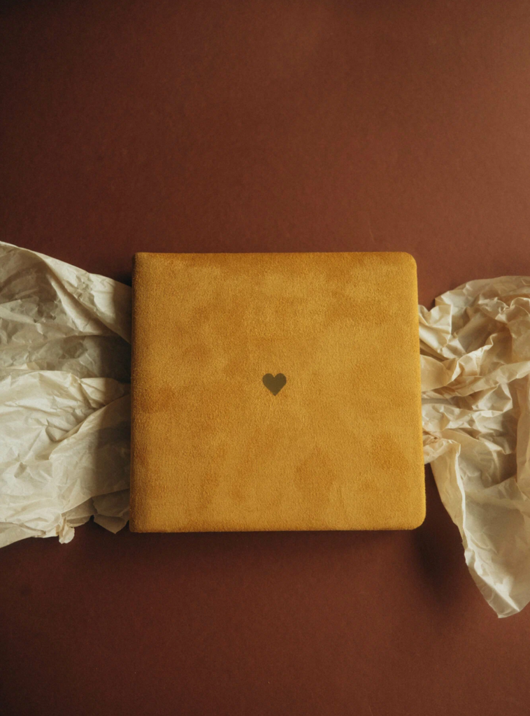 Альбом на 28 фотографий "MOMENTS" (горчица, вертикальные прорези)