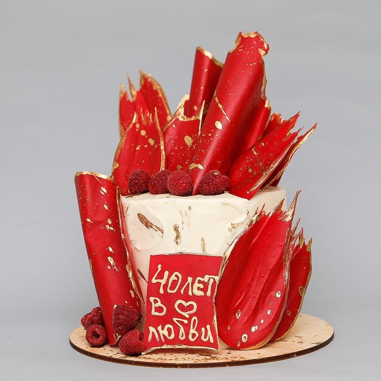 торт с шоколадным декором